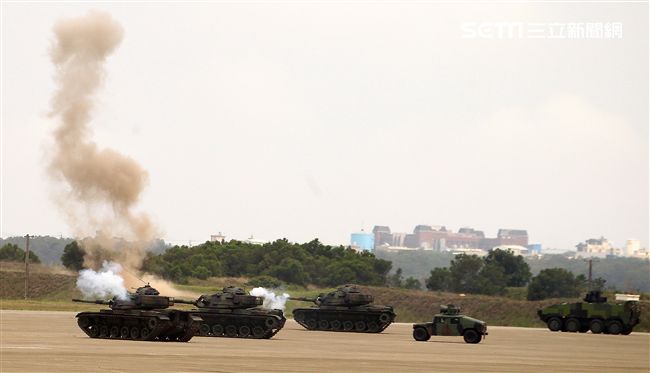 漢光34演習反空降機步特遣隊暨機動大隊掃蕩敵軍。（記者邱榮吉/清泉崗拍攝）