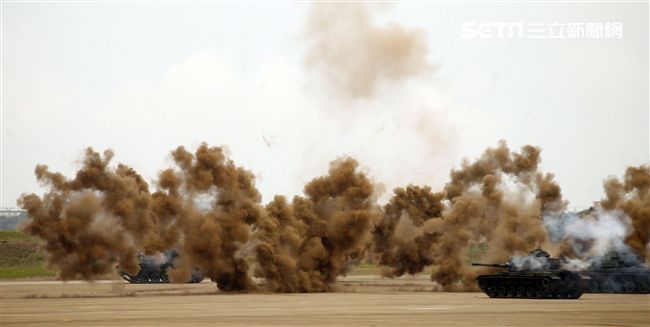 漢光34演習反空降機步特遣隊暨機動大隊掃蕩敵軍。（記者邱榮吉/清泉崗拍攝）