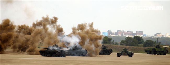 漢光34演習反空降機步特遣隊暨機動大隊掃蕩敵軍。（記者邱榮吉/清泉崗拍攝）