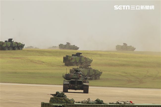 漢光34演習反空降機步特遣隊暨機動大隊掃蕩敵軍。（記者邱榮吉/清泉崗拍攝）