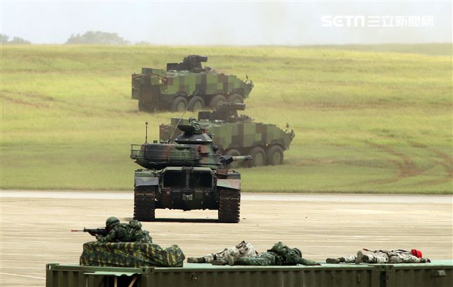 漢光34演習反空降機步特遣隊暨機動大隊掃蕩敵軍。（記者邱榮吉/清泉崗拍攝）