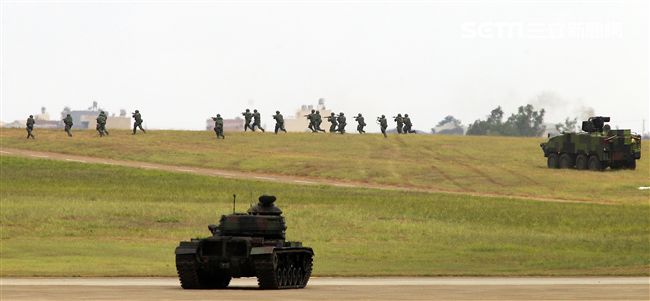 漢光34演習反空降機步特遣隊暨機動大隊掃蕩敵軍。（記者邱榮吉/清泉崗拍攝）