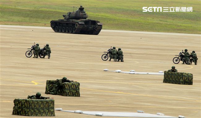 漢光34演習反空降機步特遣隊暨機動大隊掃蕩敵軍。（記者邱榮吉/清泉崗拍攝）