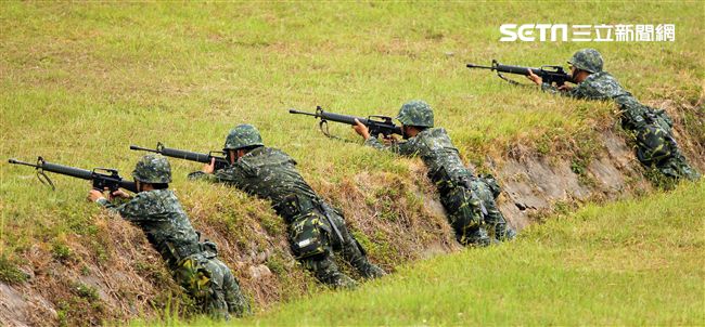 漢光34演習反空降突擊作戰隊目標區射擊及實施格鬥戰技。（記者邱榮吉/清泉崗拍攝）