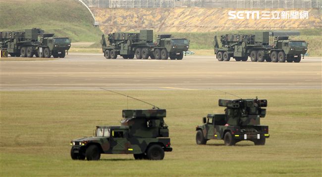 漢光34演習反空降復仇者飛彈進入陣地。（記者邱榮吉/清泉崗拍攝）