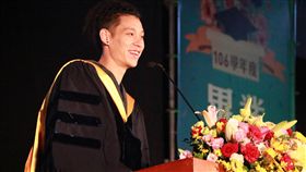 林書豪勉勵7件事　盼帶給社會新鮮人信心美國職籃（NBA）台裔球星林書豪（圖）9日上午應邀出席國立政治大學畢業典禮，並結合人生經驗分享7件事，希望帶給社會新鮮人信心。（國立政治大學提供）中央社實習記者陳婕翎傳真　107年6月9日