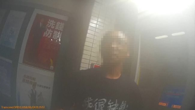 通緝犯上衣超高調　遭女警上前盤查