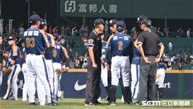 洪一中向裁判抗議。（圖／記者王怡翔攝）