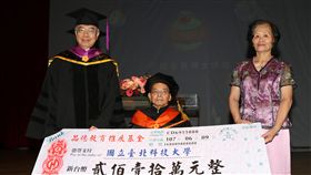 北科大榮譽教授王瑞材　獲頒名譽博士學位台北科技大學畢業典禮9日舉行，並頒發名譽博士學位給在校服務將近一甲子的榮譽教授王瑞材（中），王瑞材謙虛表示：「這份榮耀，要歸於我的學生，他們的成就成就了我。」（北科大提供）中央社記者陳至中傳真　107年6月9日