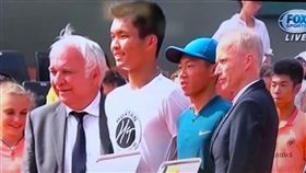 何承叡（左2）與曾俊欣拿下法網青少年男雙亞軍。（圖／翻攝自FOX體育台直播畫面）