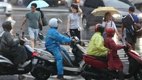 下雨、大雨、陰天、雨天、降雨、午後雷陣雨、雨衣、機車騎士、淋雨（圖／中央社）