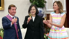 總統贈勳羅伊斯  舉杯致意（2）總統蔡英文（中）1日在總統府，頒授美國聯邦眾議院外交委員會主席羅伊斯（Ed Royce）（左）「特種大綬景星勳章」，感謝長期以來對我國的友誼及支持。中央社記者鄭傑文攝　106年9月1日