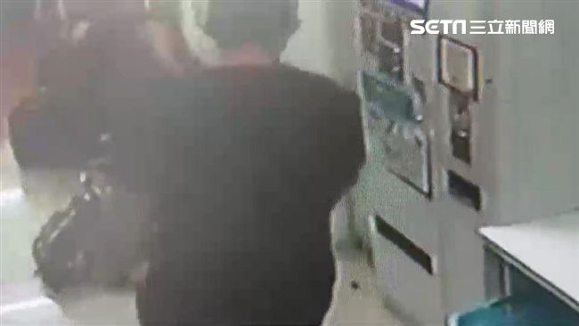 嫩妹打盹背包遭竊　賊刺青露餡難狡賴