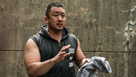 「地表最強老公」馬東石，在韓國熱血感人電影《冠軍大叔》，飾演一名熱血的腕力選手。（圖／華映電影提供）