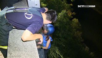 吵架怒跳溪　樹枝卡衣神救援！