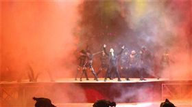 「逃犯剋星」張學友果然名不虛傳！昨（9）日張學友在金華舉辦演唱會，一名49歲馬姓逃犯在演唱會開始前兜售門票，慘被警方逮捕。另外還有一名涉嫌偽造國家機關公文罪的鄭姓逃犯也被抓獲。不少網友得知後，紛紛笑虧「唱歌是歌神的副業！」（圖／／翻攝自微博）