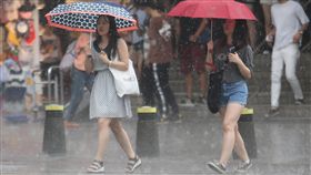 午後對流旺盛　台北大雨特報（2）午後對流發展旺盛，中央氣象局表示，大台北地區等地30日有局部大雨發生的機率，提醒民眾注意雷擊及強陣風。圖為台北午後大雨，民眾撐傘遮擋雨勢過馬路。中央社記者張新偉攝　107年5月30日