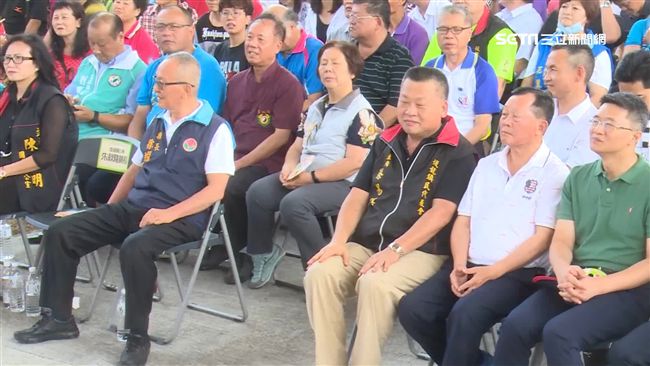 徐耀昌、劉政鴻零互動　西瓜節好尷尬