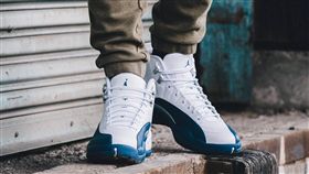 喬丹12代白藍配色復刻版籃球鞋（翻攝自JORDAN臉書粉絲頁）