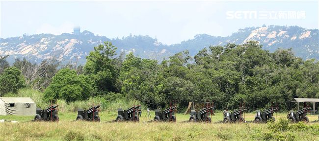 砲兵營官兵機動轉移及陣地佔領動作，驗證平日武器裝備維護實效，與外島部隊防衛作戰能力。（記者邱榮吉/金