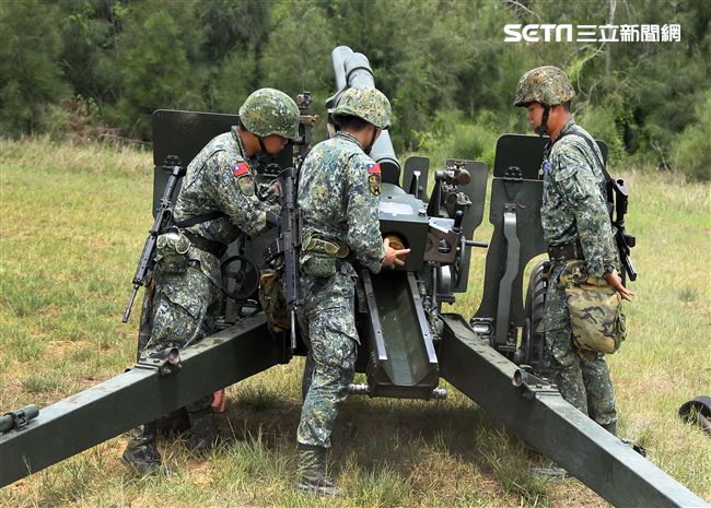砲兵部隊不斷變換射擊位置，持續發揚支援強大火力，支援第一線部隊。（記者邱榮吉/金門拍攝）