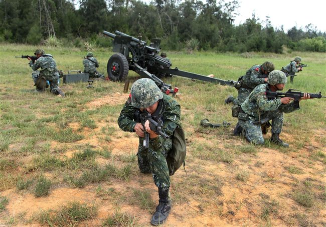 砲兵部隊藉連續偵查、選擇與佔領戰地。（記者邱榮吉/金門拍攝）