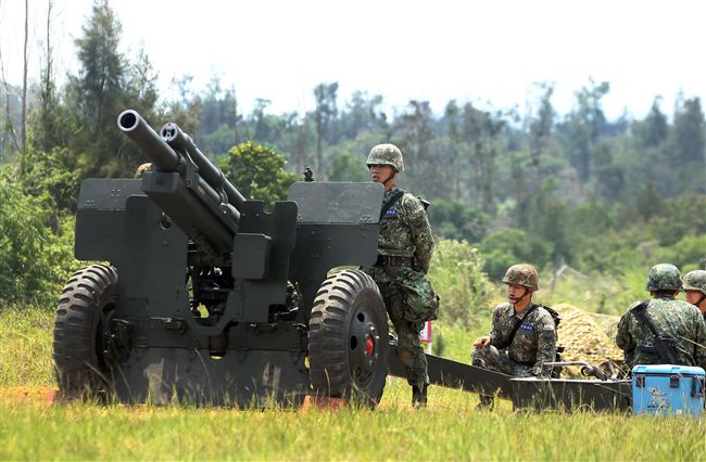 砲兵營官兵機動轉移及陣地佔領動作，驗證平日武器裝備維護實效，與外島部隊防衛作戰能力。（記者邱榮吉/金