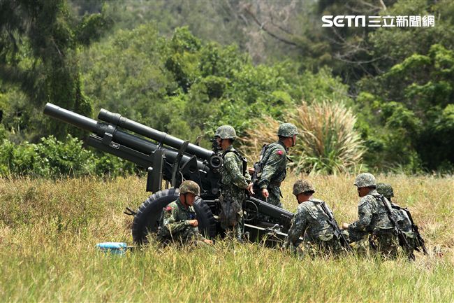 砲兵營官兵機動轉移及陣地佔領動作，驗證平日武器裝備維護實效，與外島部隊防衛作戰能力。（記者邱榮吉/金
