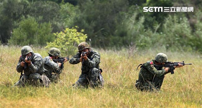 砲兵部隊藉連續偵查、選擇與佔領戰地。（記者邱榮吉/金門拍攝）