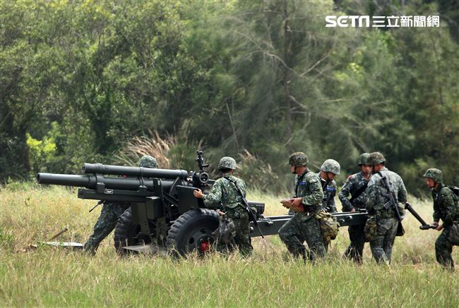 砲兵營官兵機動轉移及陣地佔領動作，驗證平日武器裝備維護實效，與外島部隊防衛作戰能力。（記者邱榮吉/金