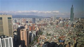 台北101五度蟬聯北市地王台北市22日公布107年土地現值，地王由101大樓第五度蟬聯，每平方公尺為新台幣174萬1000元，地后是新光摩天大樓，每平方公尺172萬3986元；住宅區第一名為帝寶。圖為台北市區。中央社記者裴禛攝　106年12月22日