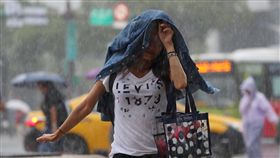 台北傾盆大雨（3）中央氣象局預報，10日起受低壓帶影響，天氣趨向不穩定，並提醒未來幾天全台應慎防局部大雨。台北街頭10日午後降下大雨，有民眾不及躲避，先以外套遮頭擋雨。中央社記者吳翊寧攝　107年6月10日