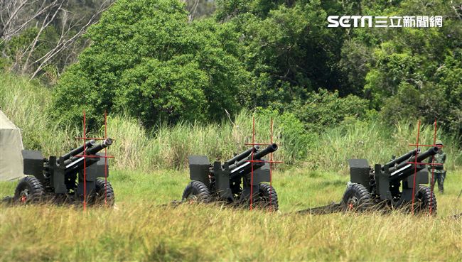 砲兵營官兵機動轉移及陣地佔領動作，驗證平日武器裝備維護實效，與外島部隊防衛作戰能力。（記者邱榮吉/金