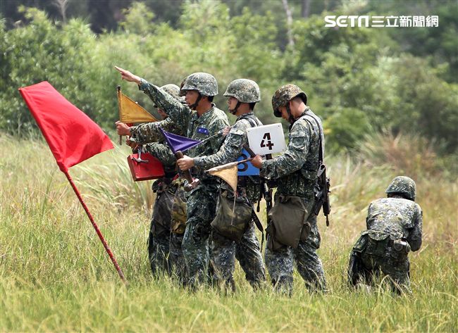 砲兵營官兵機動轉移及陣地佔領動作，驗證平日武器裝備維護實效，與外島部隊防衛作戰能力。（記者邱榮吉/金