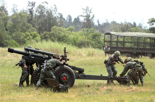 砲兵營官兵依陣地戰領程序、步驟、要領實施，展現純熟的默契與操作流暢度。（記者邱榮吉/金門拍攝）