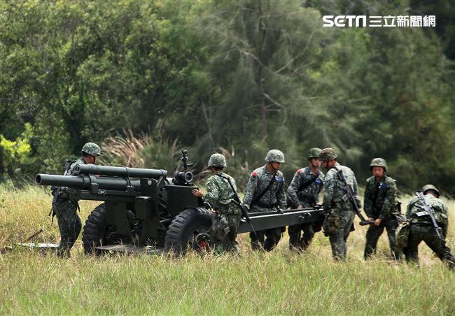 砲兵營官兵依陣地戰領程序、步驟、要領實施，展現純熟的默契與操作流暢度。（記者邱榮吉/金門拍攝）