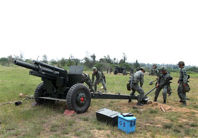 砲兵營官兵依陣地戰領程序、步驟、要領實施，展現純熟的默契與操作流暢度。（記者邱榮吉/金門拍攝）
