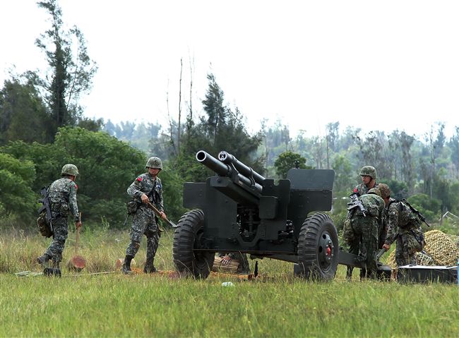 砲兵營官兵依陣地戰領程序、步驟、要領實施，展現純熟的默契與操作流暢度。（記者邱榮吉/金門拍攝）