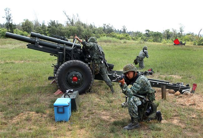 砲兵部隊藉連續偵查、選擇與佔領戰地。（記者邱榮吉/金門拍攝）