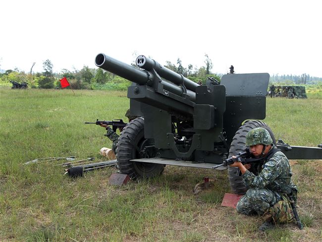 砲兵部隊藉連續偵查、選擇與佔領戰地。（記者邱榮吉/金門拍攝）