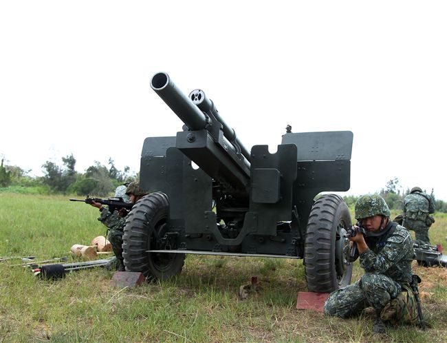 砲兵部隊藉連續偵查、選擇與佔領戰地。（記者邱榮吉/金門拍攝）