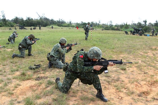 砲兵部隊藉連續偵查、選擇與佔領戰地。（記者邱榮吉/金門拍攝）