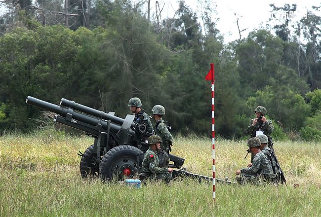 砲兵營官兵依陣地戰領程序、步驟、要領實施，展現純熟的默契與操作流暢度。（記者邱榮吉/金門拍攝）