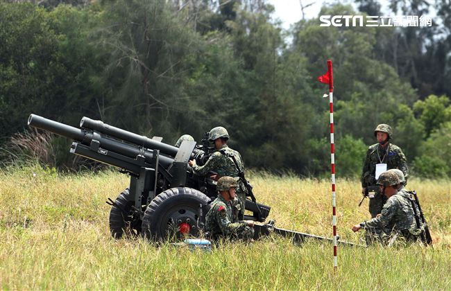 砲兵營官兵依陣地戰領程序、步驟、要領實施，展現純熟的默契與操作流暢度。（記者邱榮吉/金門拍攝）