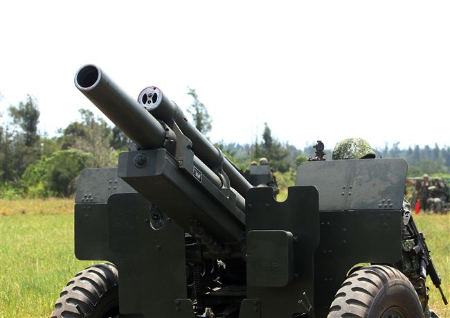 砲兵營官兵依陣地戰領程序、步驟、要領實施，展現純熟的默契與操作流暢度。（記者邱榮吉/金門拍攝）