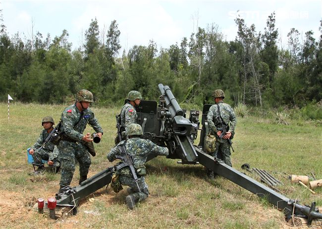 砲兵部隊不斷變換射擊位置，持續發揚支援強大火力，支援第一線部隊。（記者邱榮吉/金門拍攝）