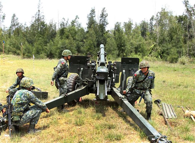 砲兵部隊不斷變換射擊位置，持續發揚支援強大火力，支援第一線部隊。（記者邱榮吉/金門拍攝）