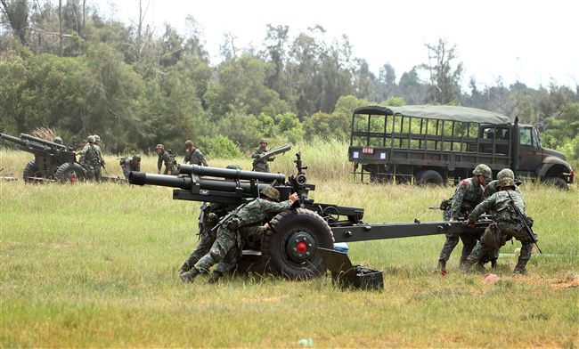 砲兵營官兵依陣地戰領程序、步驟、要領實施，展現純熟的默契與操作流暢度。（記者邱榮吉/金門拍攝）