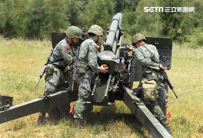 砲兵部隊不斷變換射擊位置，持續發揚支援強大火力，支援第一線部隊。（記者邱榮吉/金門拍攝）