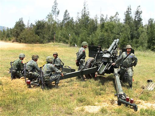 砲兵部隊不斷變換射擊位置，持續發揚支援強大火力，支援第一線部隊。（記者邱榮吉/金門拍攝）